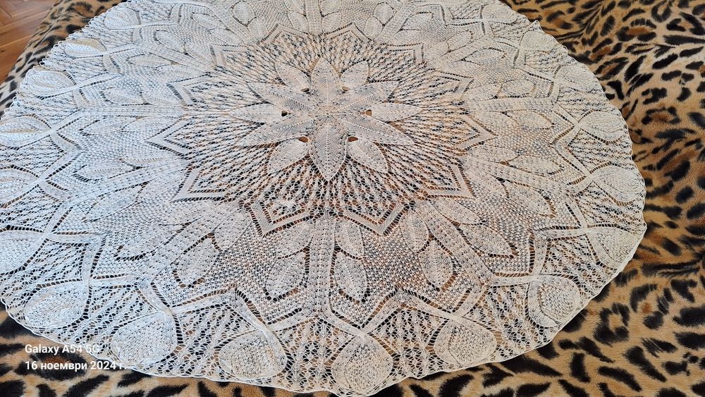 Ръчно плетена  кръгла покривка за маса.