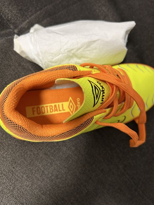 Детски футболни обувки Umbro, 32 номер