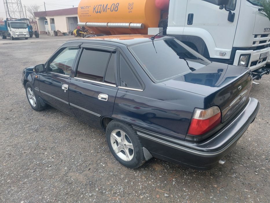 Neksia 1  avtomashinasi sotiladi