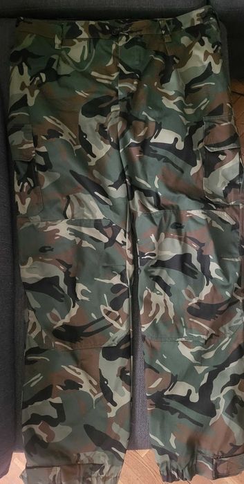 Нова камуфлажна риза, два зимни панталона и зимна шуба.