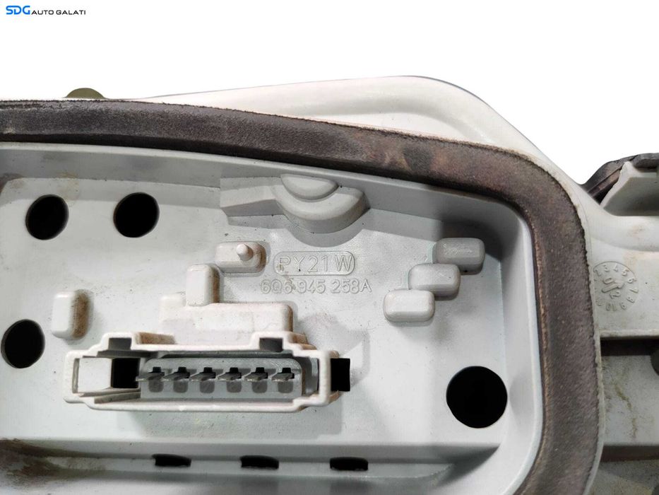 Stop Lampa Tripla Dreapta Volkswagen Polo 9N 9N2 2002 - 2005 Cod 6Q6945112A 6Q6845258A [LC0154SOS]