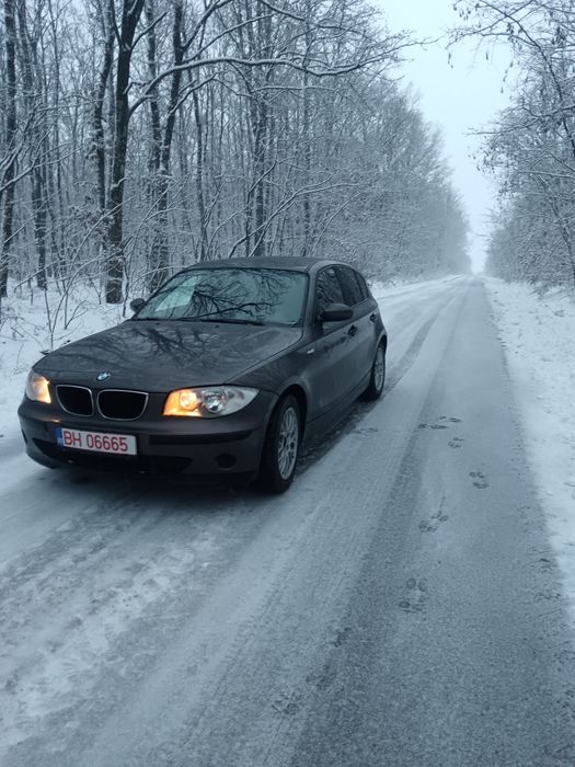 Vând BMW seria 1 .