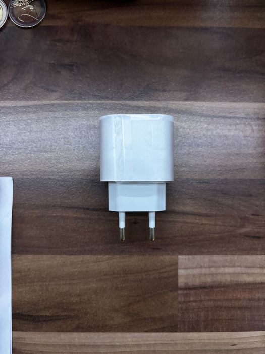 iPhone – адаптер и Lightning кабел