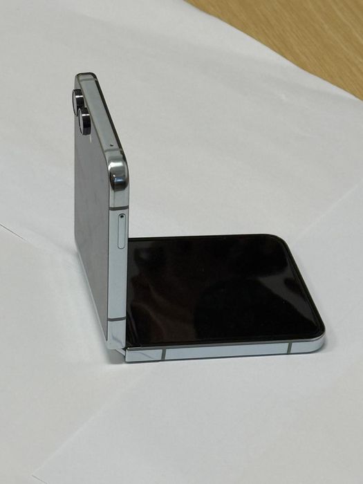 Samsung Galaxy Z Flip 5 | 256GB | Factory Unlocked | Garanție 15.09.26