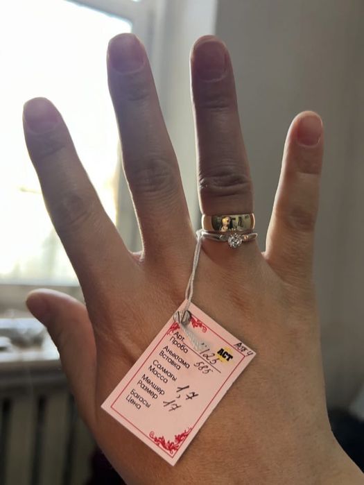 Кольцо из белого золото по 38000 за грамм