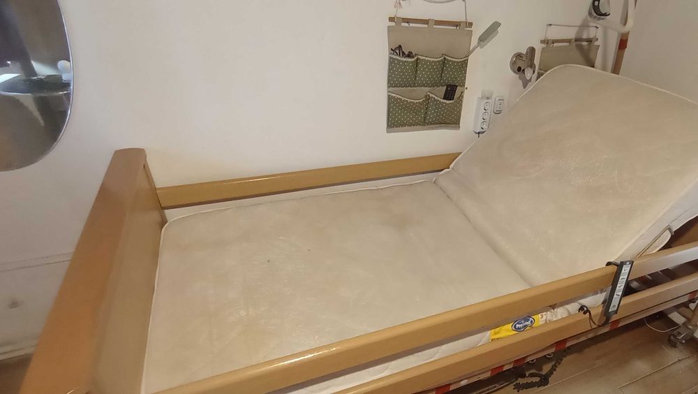 Vând pat medical electric cu telecomandă