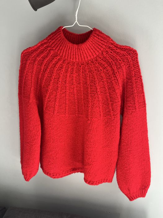 Червен пуловер Mango