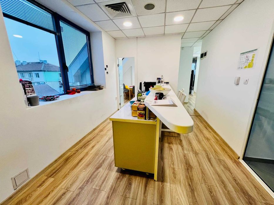 Дава се под наем Офис в София, Зона Б-18 - 230 кв.м за 1500 € - Снимка #3