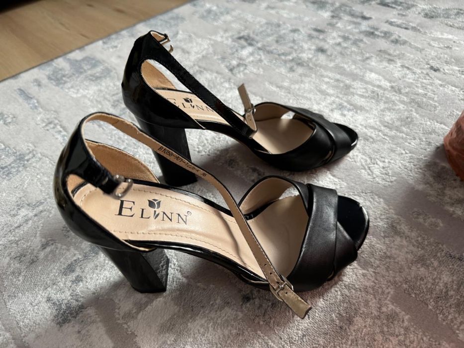 Кожаные обуви босоножки