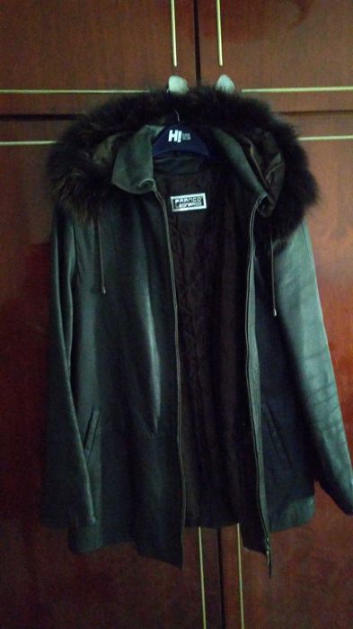 Haina din piele naturală, maro închis (negociabil).