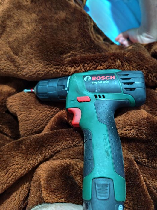 Vând mașină de găurit și înșurubat Bosch EasyDrill 1200,
