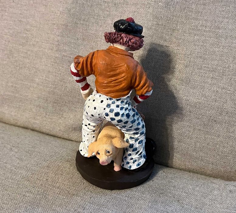 Statueta clown vintage 20 cm cu purcel, rasina pictata manual