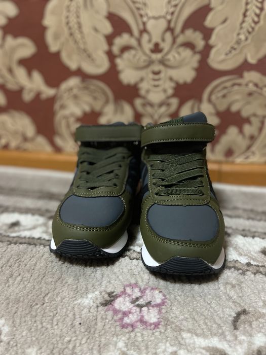 Продам демисезонный кроссовок