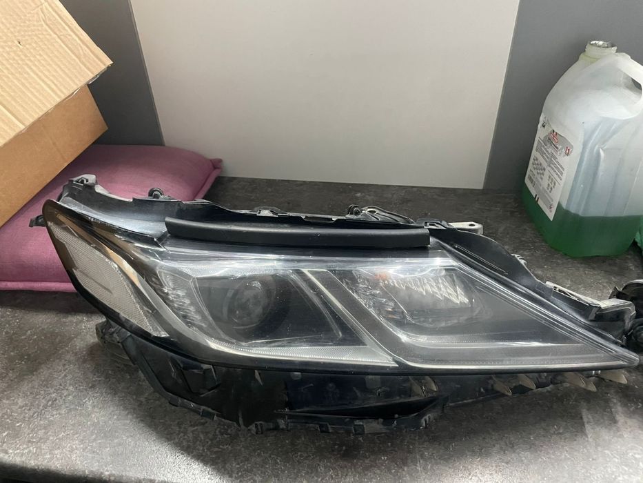 Передние фары на Камри 70