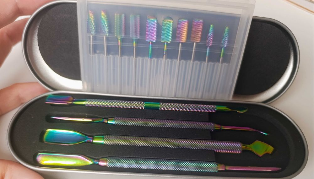 Комплект с хамелеонови избутвачи и фрези-накрайници за маникюр