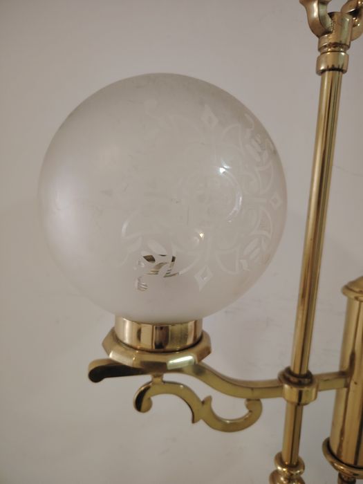 Superbă lampa de masa in stilul Art-Deco din alama masiva și abajur din sticla cu model floral