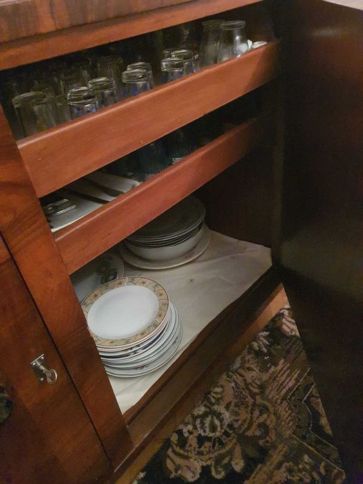 Bufet vitrină Art Deco interbelic (1930–1938) – lemn masiv,nuc,cristal