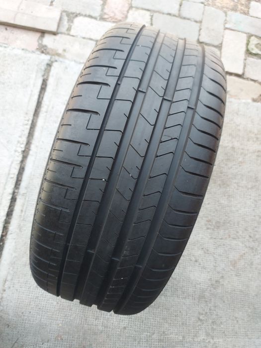O bucată 255/40 R20 vară - una Pirelli