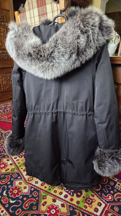 Geaca Parka cu blana naturala si material impermeabil.