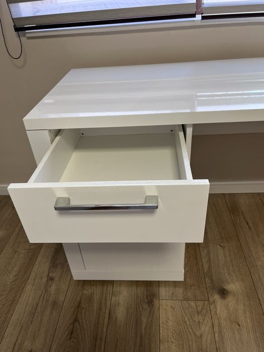 Бяло бюро гланц 140/56см