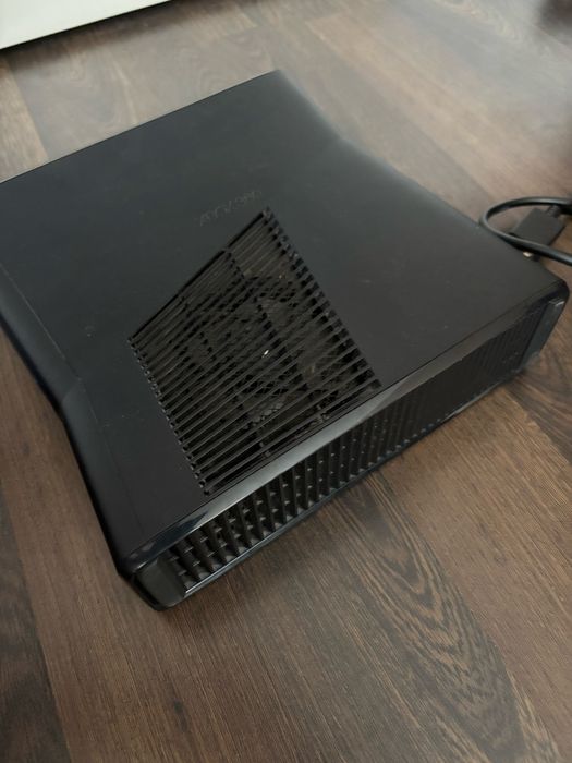 Xbox360 S с два оригинални контролера