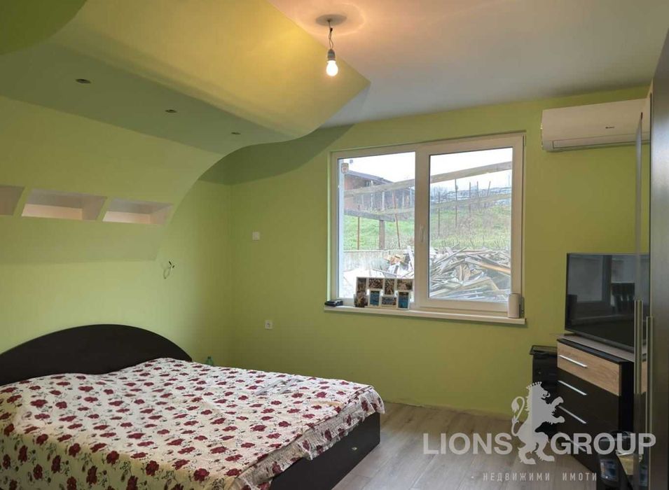 Самостоятелна къща с двор в с.Николаевка, област Варна