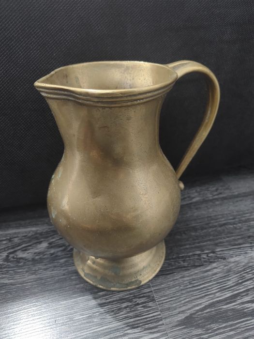 Vând carafă alamă