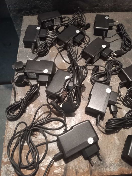 Зарядни за телефони.