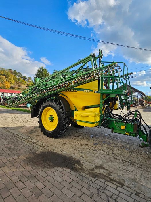 Met erbicidat tractat John Deere 832