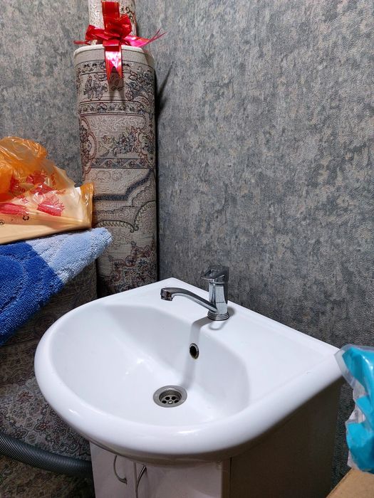 Почти как новая раковина с шкафом и со смесительем