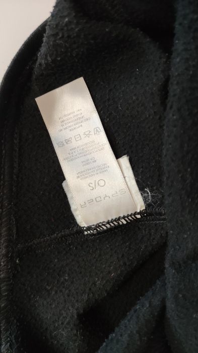 Скиорската маска Spyder PIVOT е рунов еластичен полар с прилепваща кро