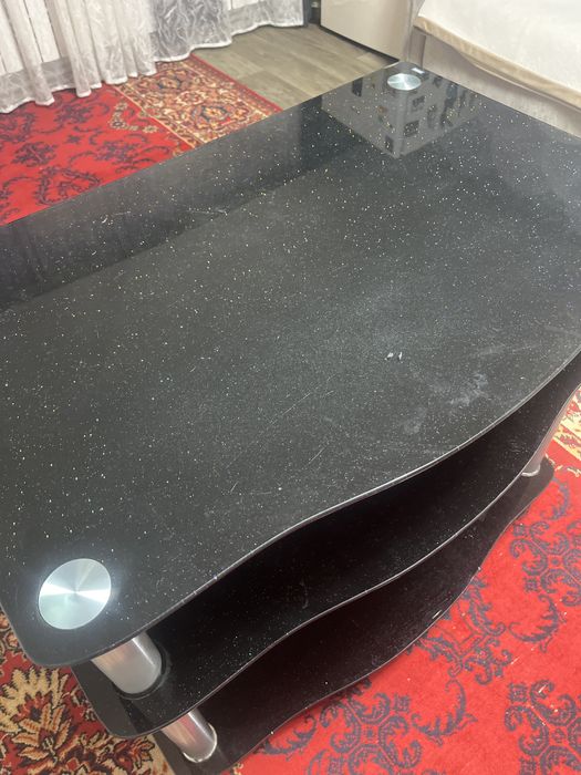 Стеклянная тумбочка под телевизор