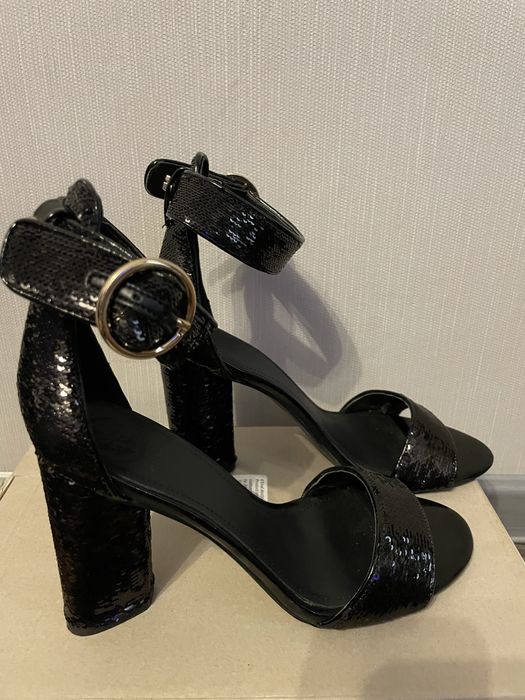 GUESS сандали на ток