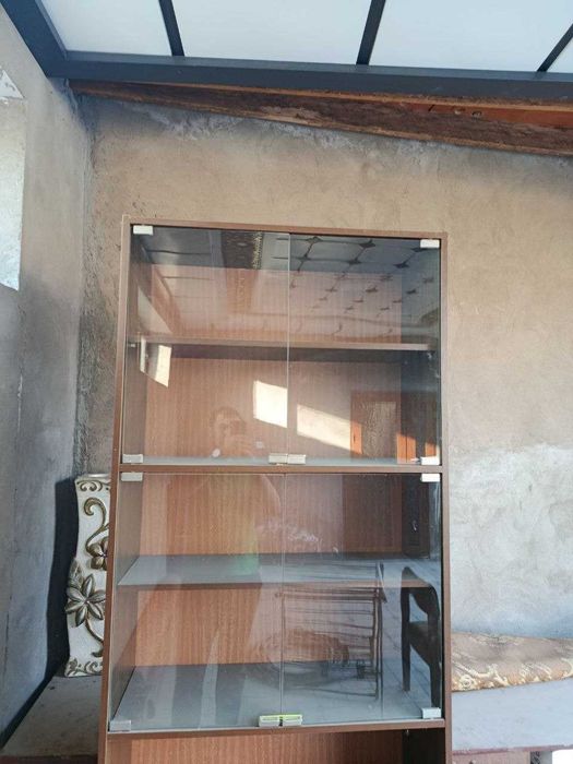 Kitoblar uchun tayyor shkaf va 2 ta bir xil palas bor