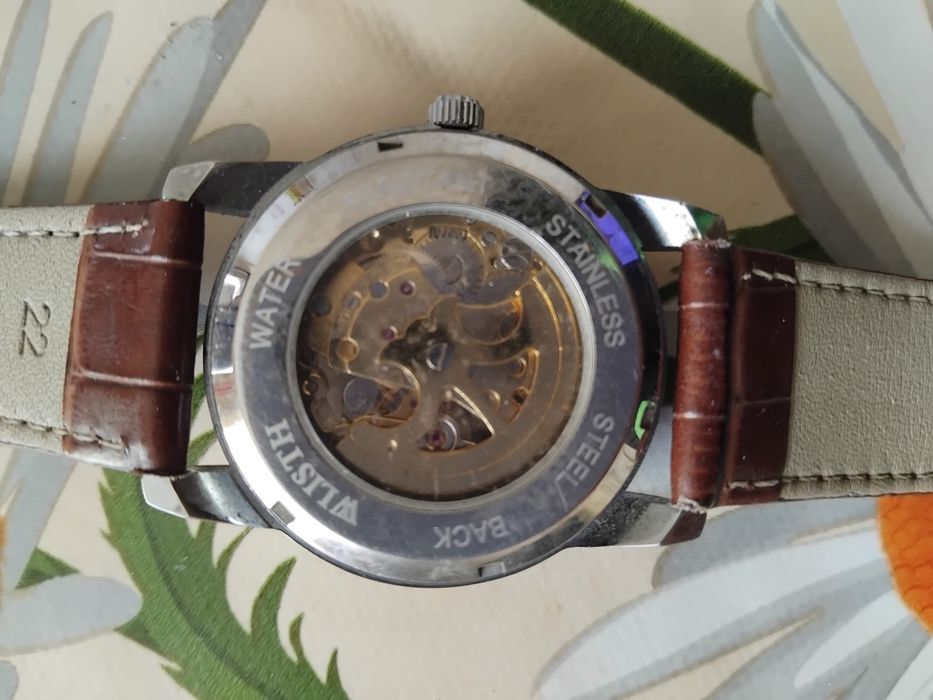 Търся бартер за  телефон .  часовника е оригинален автоматичен