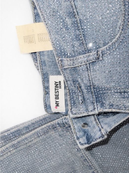 Лъскави сини дънки