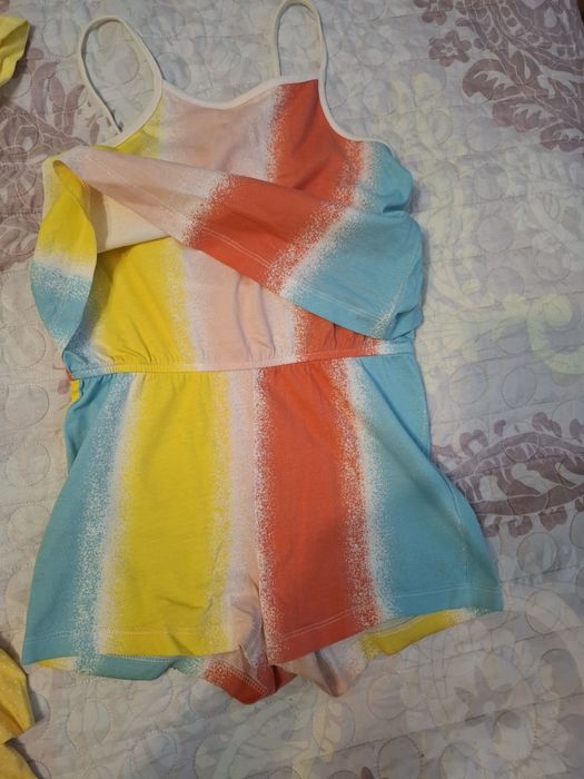 Яркий ,,фирменный комбез девочку