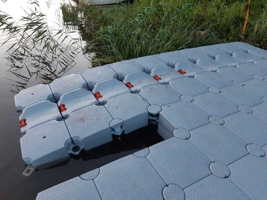 Ponton lansator caiace la apa kayak