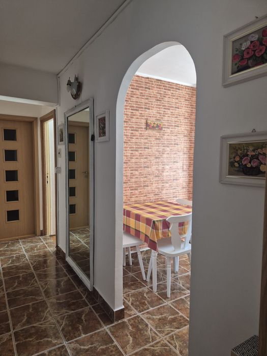 Închiriez apartament cu 2 camere