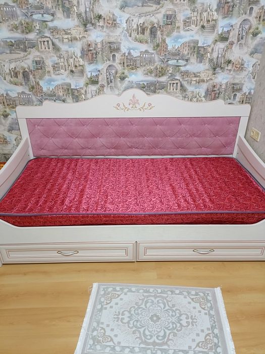 Кровать,стол и шкаф для девочек