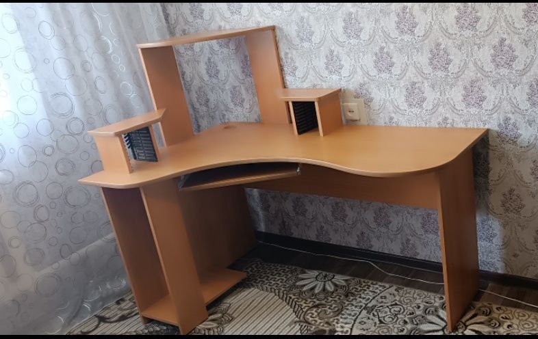 Продам компьютерный стол угловой