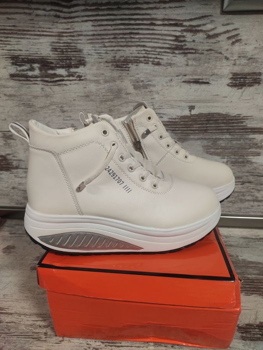 Дамски спортни обувки