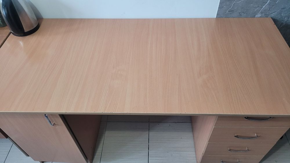 Стол письменный.