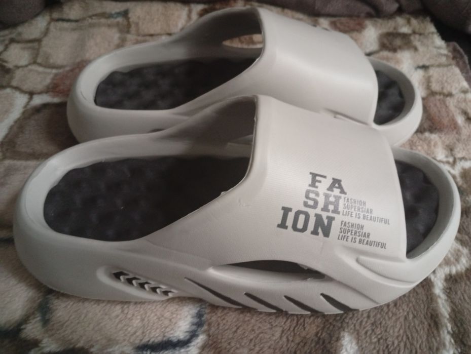 Vând o pereche de papuci nr.39-41și curele elegante barbatesti 130 cm