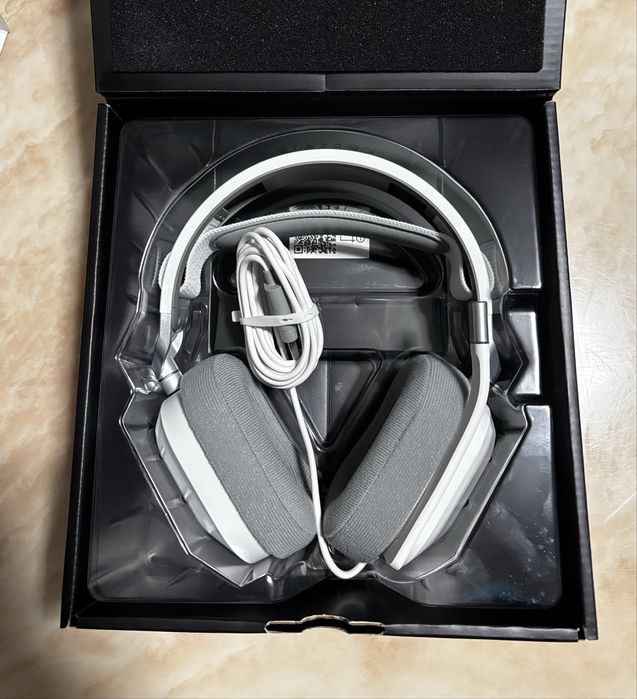 Casti Gaming Corsair HS80 RGB USB White - NOI