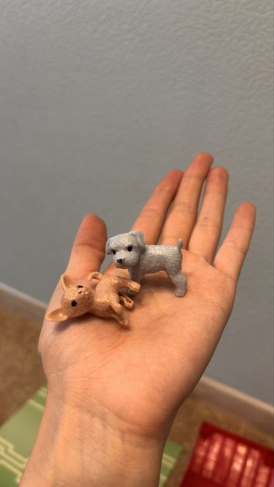 Домик с куклами машиной