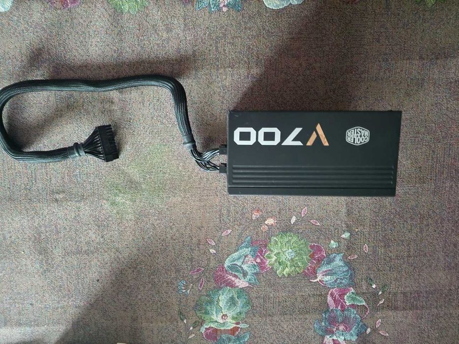 Скраб - Захранване Cooler Master V700 W Golg 80+, за настоен РС.