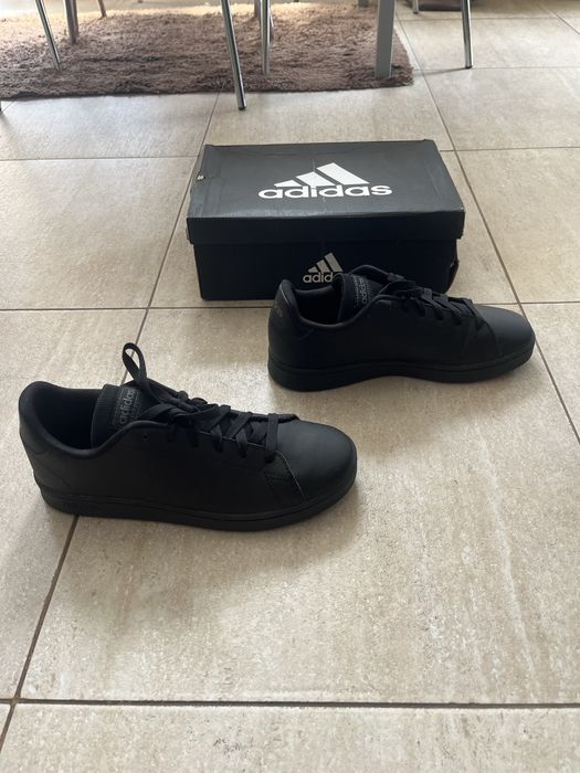 Нови обувки Adidas номер 38 с кутия.