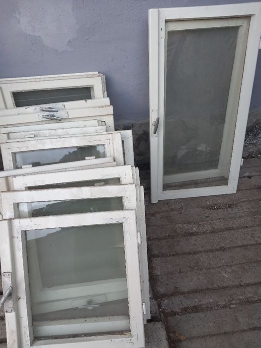 Obloane și geamuri din lemn într-o stare forte bună tip săsesc preț negociabil
