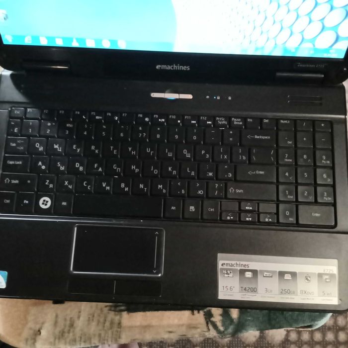 Ноутбук  ЕМАШИНЕС виндовс 7